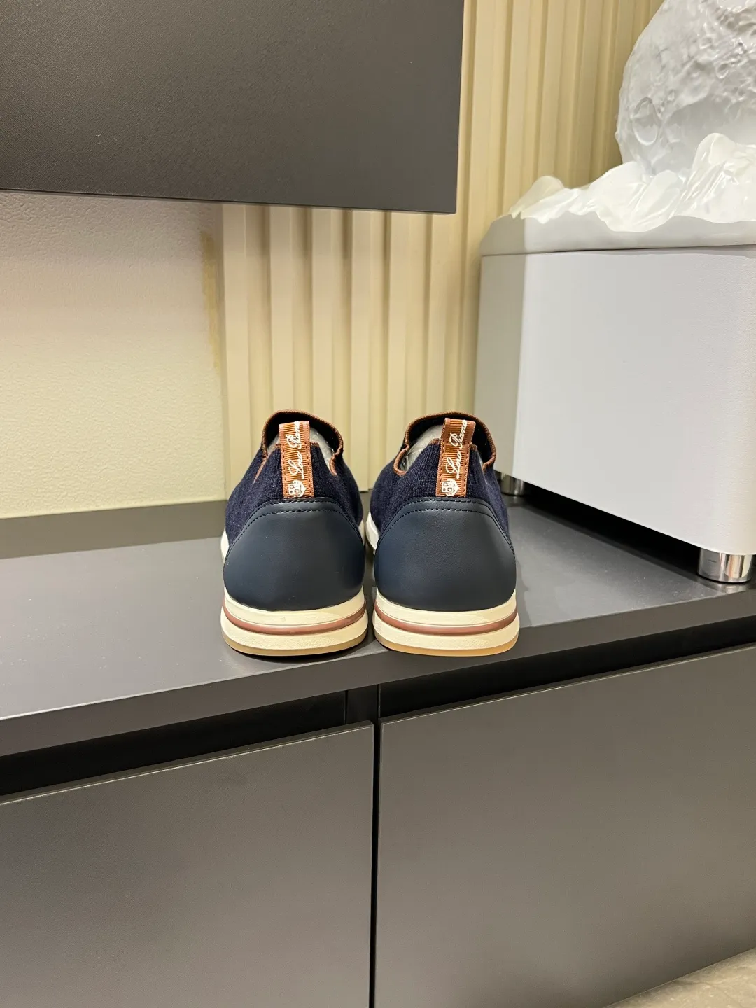Men's Men's Shoes 💰p380 Loro Men's Shoes 💰piana/Noyo Piana 360 L Men's Shoes 💰p Flexy Walk Men's Sports Shoes These sports shoes are made of knitted wool uppers, and the heel is wrapped in smooth calf leather. Merino sheep are selected from Australia and New Zealand. The upper is machine-woven like a sweater, and then equipped with a white rubber outsole and a Kummel-colored sole. It is both beautiful and non-slip. The fabric is 100% cashmere and the insole is calf leather. It is super comfortable on the feet! Comes with full original packaging! Multiple colors available! Size: 38-44 (45 customized)